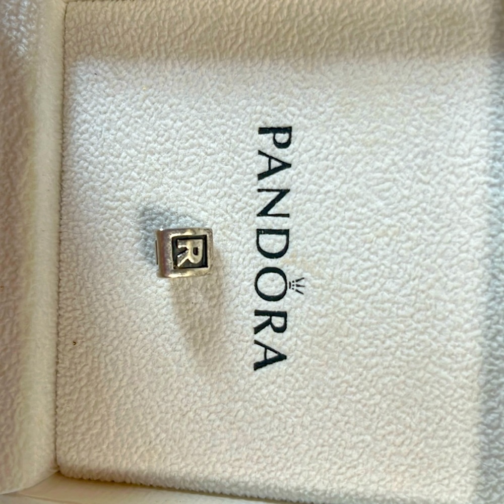 Pandora letter R